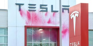 Дилерство на Tesla во Канада, вандализирано