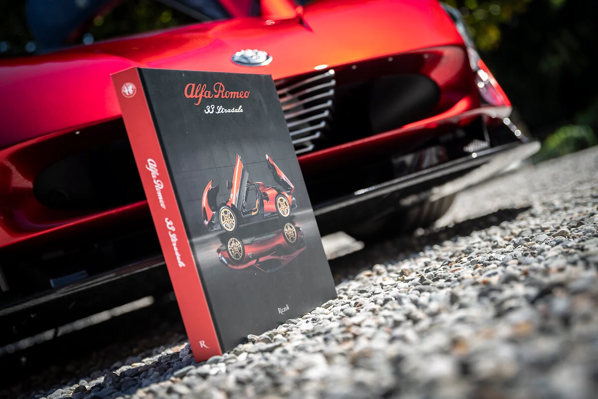 Alfa Romeo објави книга за култната – Stradale 33
