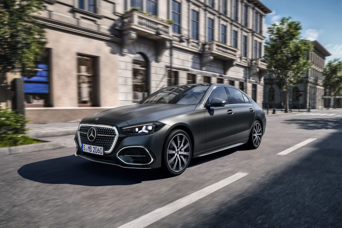 Vertraute Stärke auf einem neuen Niveau: Die neue Mercedes-Benz C Klasse bleibt sich treu – und wächst über sich hinausThe new Mercedes-Benz C-Class: Refined strength. Trusted continuity.