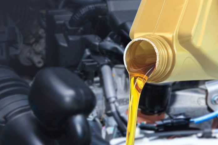 motor-oil-pouring-696x464